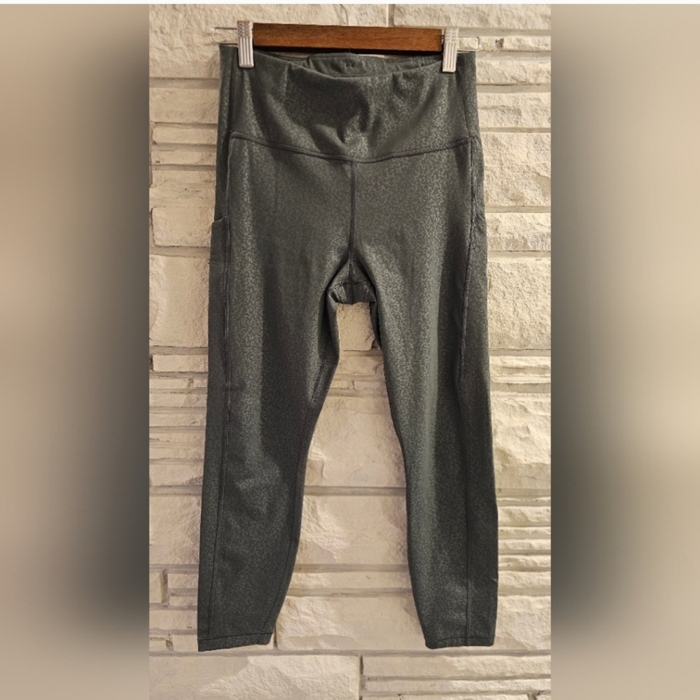 Athleta Ultimate Stash Pocket Embossed 7/8 Tight Bali Green Size S